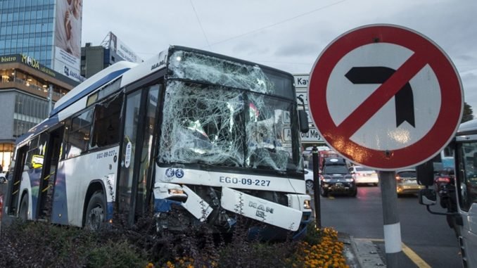 ankarada-ego-otobusu-halk-otobusune-carpti-17-yarali Ankara'da Halk Otobüsü EGO Otobüsüne Çarptı 17 Yaralı!