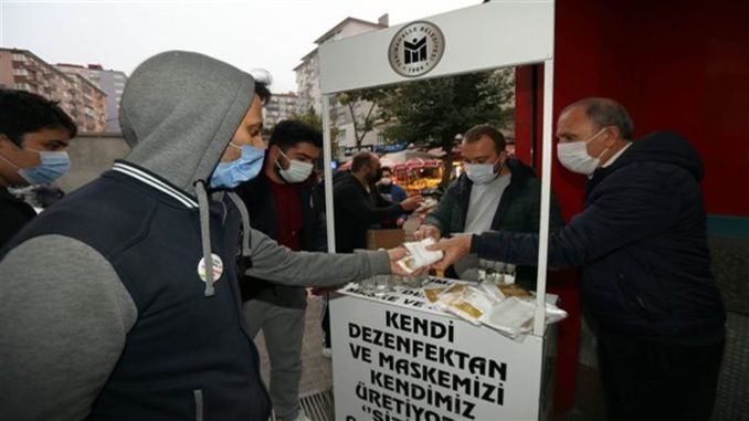 yenimahalle-belediyesi-metro-istasyonlarinda-maske-dagitimina-devam-ediyor Yenimahalle Belediyesi Metro İstasyonlarında Maske Dağıtımına Devam Ediyor