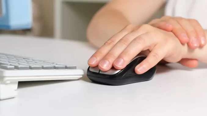 bilgisayar-kullanimi-sinir-sikismasina-sebep-olabilir-vnjx6s9z.webp