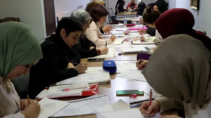 zarif-desenler-renklerle-bulusarak-birer-harikaya-donusuyor-vAFj8T24.webp