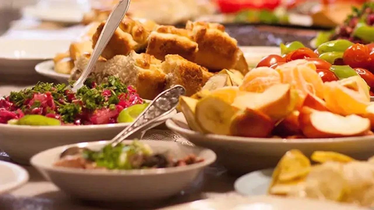 Gün boyunca oruç tutarken yemek alışkanlıklarınızı doğru yönetmek, hem beden sağlığınızı korumak hem de enerjik kalmak için hayati öneme sahiptir. Oruç sırasında vücudunuz uzun saatler aç kalır ve bu süreçte beslenme düzeninizi dikkatle planlamanız gerekir. Özellikle oruçların başlangıcı ve bitişi olan iftar ve sahurda yapılan sağlıklı tercihler, gün içinde yaşanan yorgunluk, halsizlik veya baş dönmesi gibi durumların önüne geçer. Sağlıklı bir ramazan geçirebilmek için, yiyecek seçimlerinizde dengeli ve bilinçli hareket etmek, sindirim sisteminizi zorlamadan, enerji seviyenizi yükselten besinleri tercih etmek önemlidir.