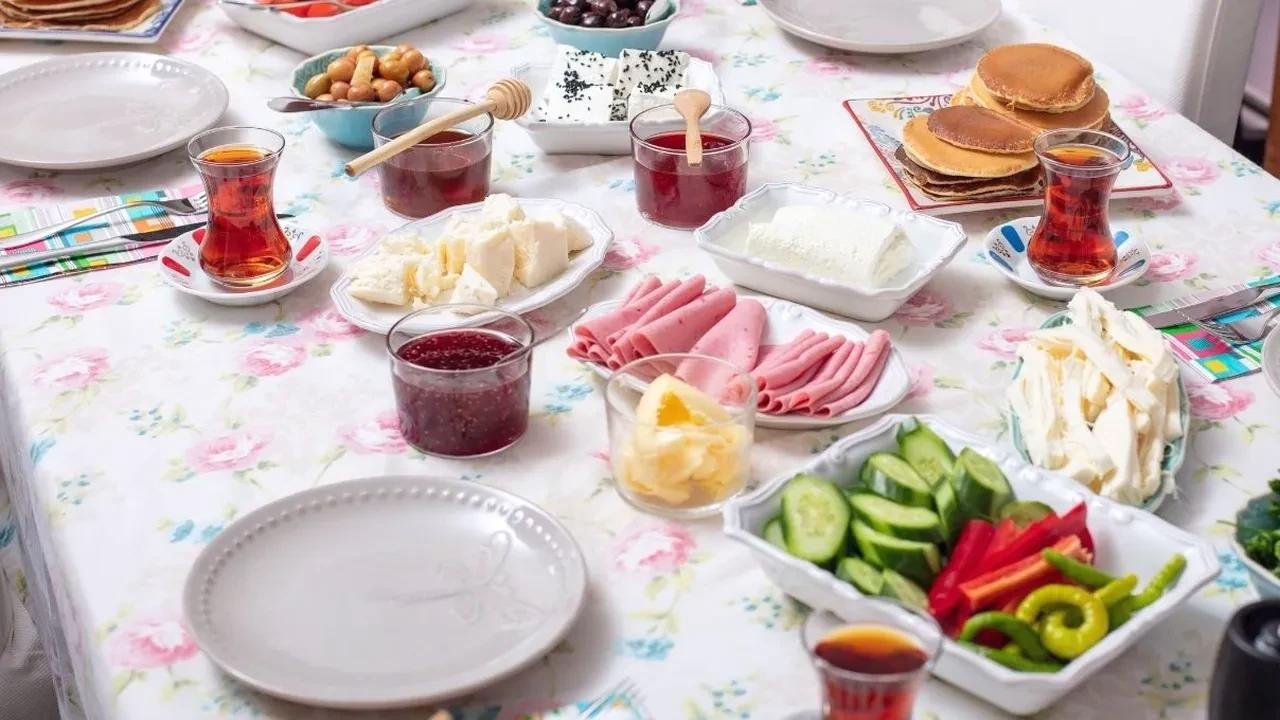 Ramazan ayı boyunca oruç tutarken sağlıklı ve dengeli bir sahur yapmak, gün boyu enerjik ve susuz kalmamak için hayati öneme sahiptir. Ancak, çoğu kişi sabahları hazırlık yaparken bazı yanlış alışkanlıklara yöneliyor veya yanlış beslenme tercihlerinde bulunuyor. Bu durumu değiştirmek ve oruç sırasında maksimum rahatlık ile devam edebilmek için, sahurda tüketilmesi gerekenler ve dikkat edilmesi gereken noktalar hakkında detaylı bilgiler sunuyoruz.