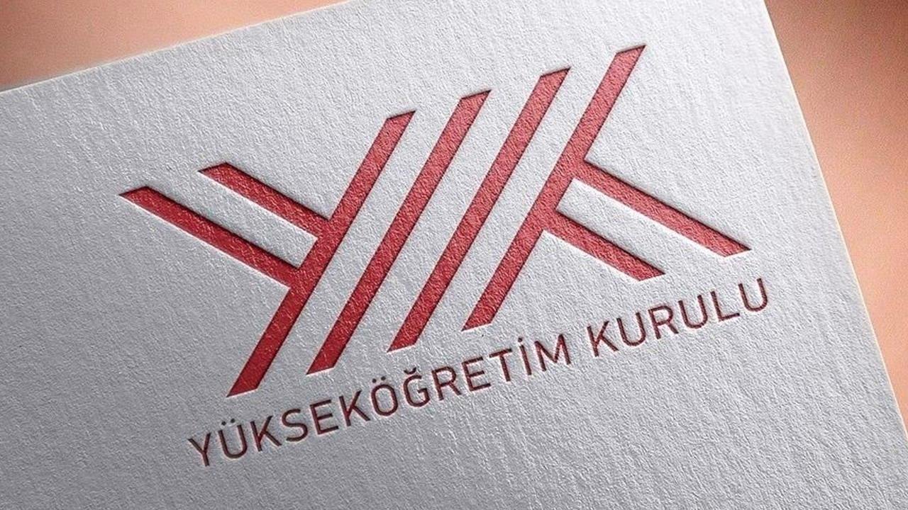 Yükseköğretim Kurumu (YÖK) Başkanı Prof. Dr. Erol Özvar, yükseköğretim alanında köklü değişiklikler yapmaya hazırlanıyor. Bu reformlar, özellikle tercih döneminde milyonlarca öğrenci ve aileyi yakından ilgilendiriyor. Bakanlık, yeni stratejiler ve kontenjan düzenlemeleriyle, gençleri geleceğin meslekleri ve sektör taleplerine göre yönlendirmeyi hedefliyor. Bu gelişmeler, hem akademik kariyer planlarını yeniden şekillendiren öğrencilere hem de ülkedeki nitelikli insan kaynağı oluşturma yolundaki üniversitelere büyük etkiler yaratacak.