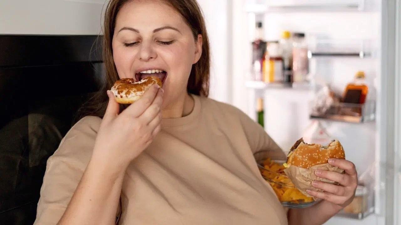 Göz kırpan ve fark edilmeden beyninizde sürekli dolaşan yemek düşünceleri, modern yaşamın en büyük dikkat dağıtıcılarından biri haline geldi. Gün içinde tok olsanız bile, aklınızı meşgul eden, oburluğu körükleyen ve yaşam kalitenizi düşüren bu düşünce akışını yönetmek, sağlıklı bir zihin ve beden dengesi kurmak için hayati önem taşıyor. Bu durum gerçekten şu kadar basit olabilir mi? Yoksa ciddi bir sorun mu? İşte, yemek gürültüsünün gizemli yapısı ve çözümleri hakkında detaylıca bilinmesi gerekenler.